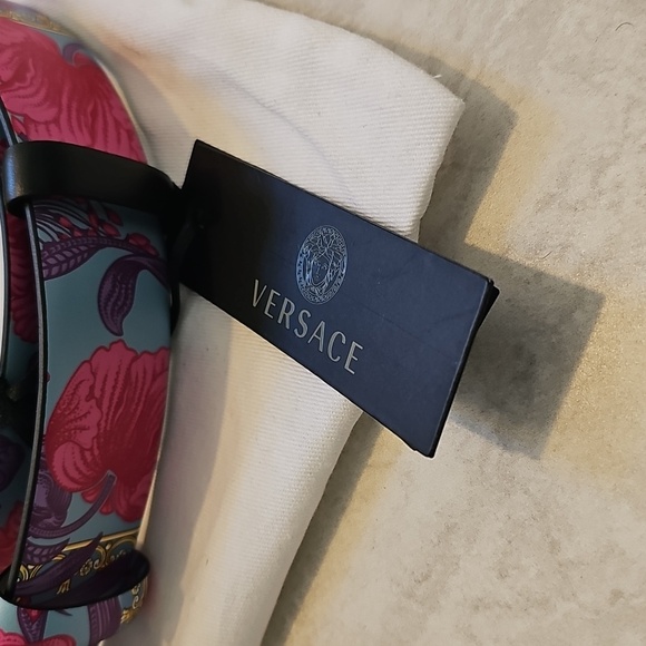 Versace Gold Medusa Buckle Belt - Picture 4 of 4